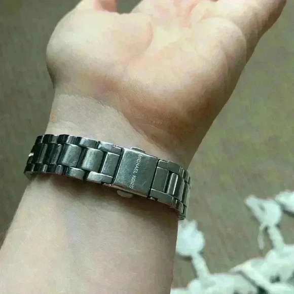 Michael Kors Women’s Watch silver/white gold toned watch. - Picture 6 of 8